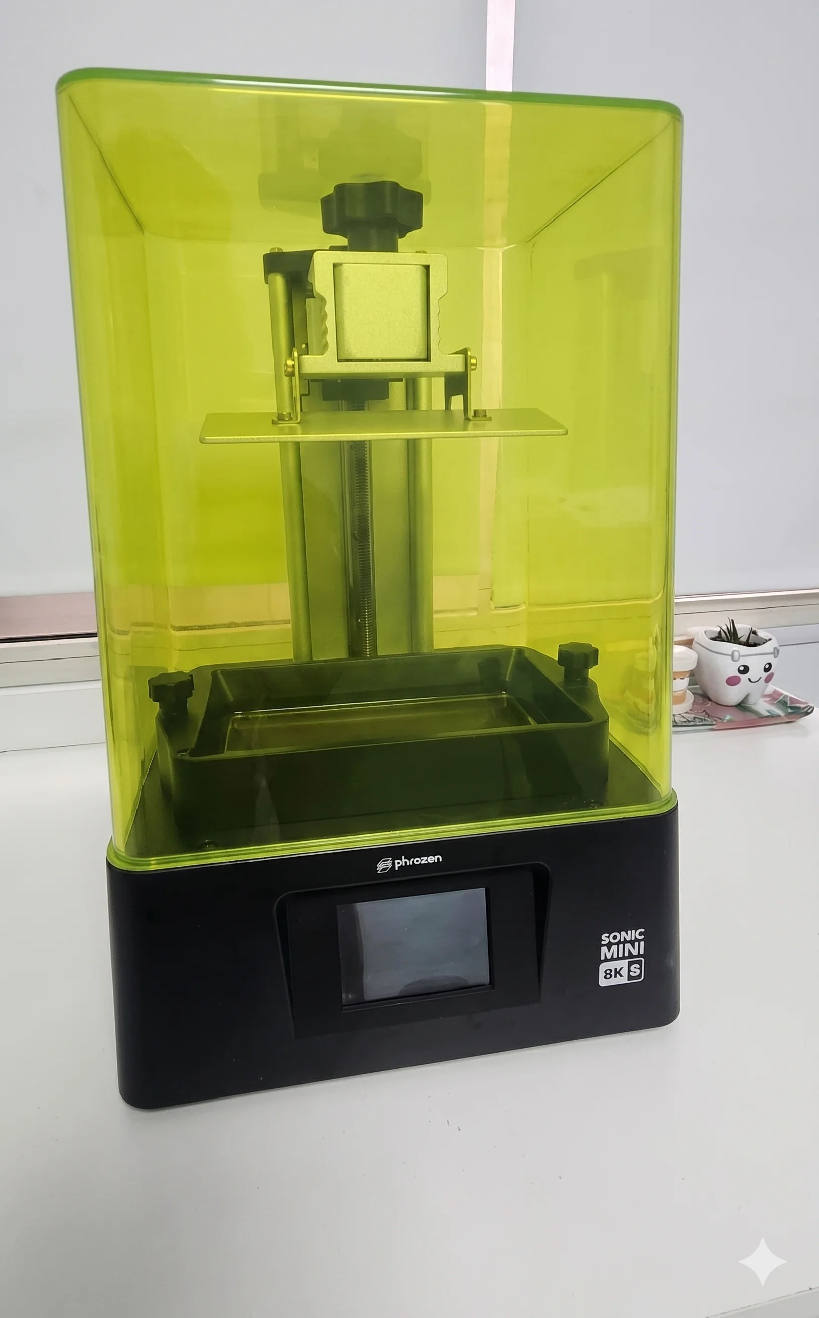 Impresora 3D dental fabricando una guía quirúrgica